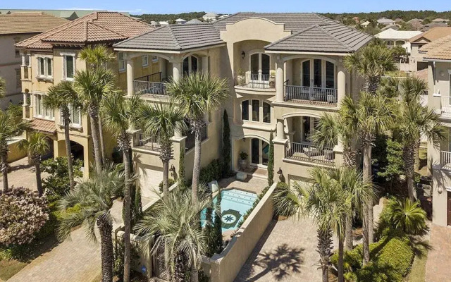 Casa de Palms by RedAwning