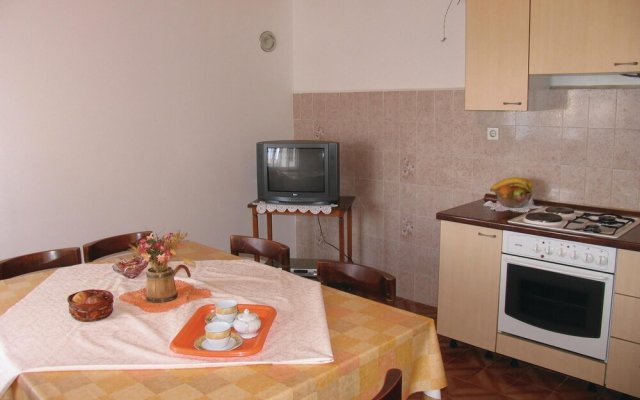 Awesome Apartment in Miskovici With 4 Bedrooms