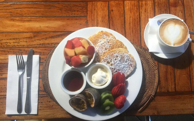 Bay Village Tropical Retreat & Apartments