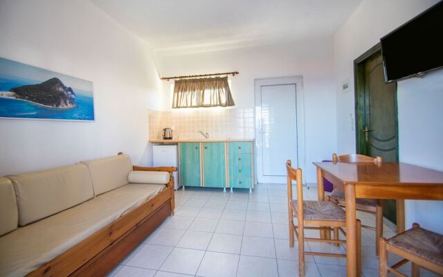 Manthos Beachfront Apts & pool