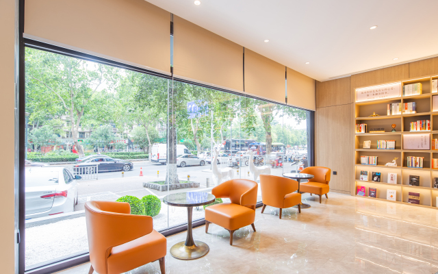 Elan Hotel (Luoyang Zhouwangcheng Plaza Subway Station Store)