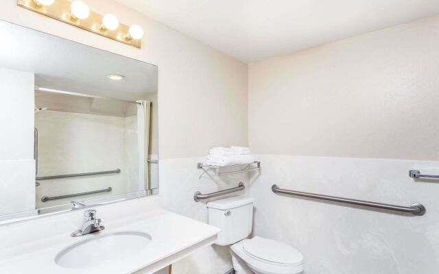 Super 8 by Wyndham Tempe/ASU/Airport