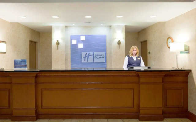 Holiday Inn Express & Suites New Berlin by IHG