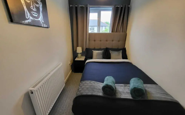 Cozy 3-Bed Family Home with Free Parking