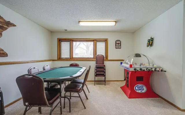 Sporty Blaine Home w/ Games ~ 2 Mi to Super Rink!