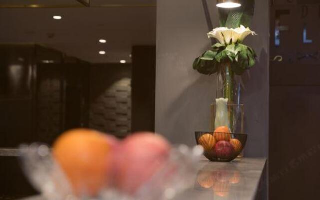 Wanhe Zhizhen Hotel (Shanghai Sun Moonlight Dapuqiao Subway Station)