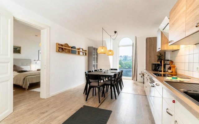 Hafenkoje mit Blick über Hafen und Altstadt