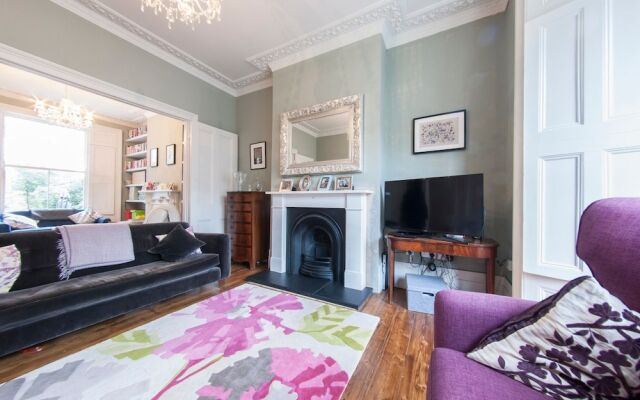 Spacious, Homey 4-br Home For 8 in Peckham