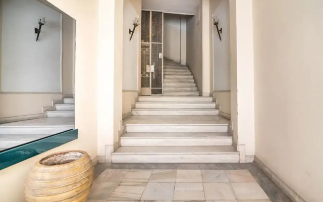 Neoclassical Athenian 2-bed Apt Balcony