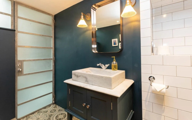 Stylish 2 Bedroom Converted Victorian Storefront