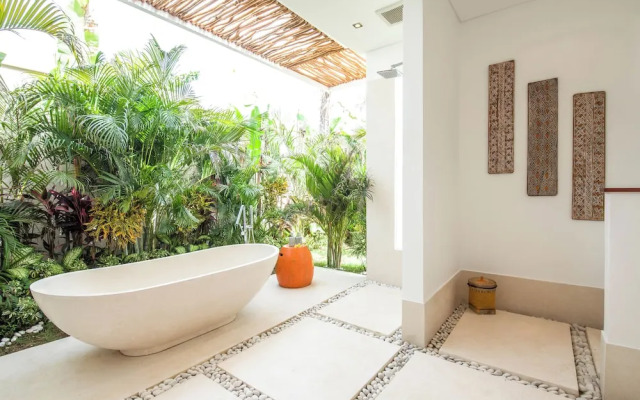 Dreamy 5BR Haven, 200m to Berawa's Blissful Beach