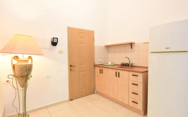 Flintstone Guest House-heated swimming pool