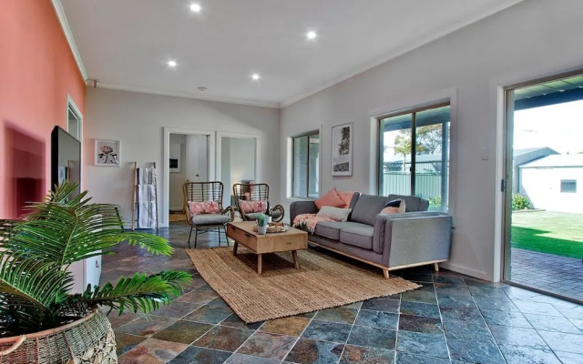 Adelaide Beachside 4 Bedroom House With Parking