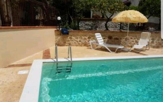 Villa del Golfo Urio with swimming pool shared by the two apartments