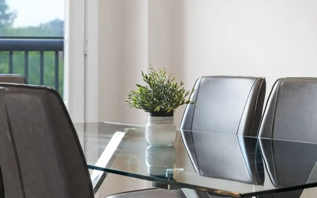 Family-friendly 3BR Mississauga Home w Parking