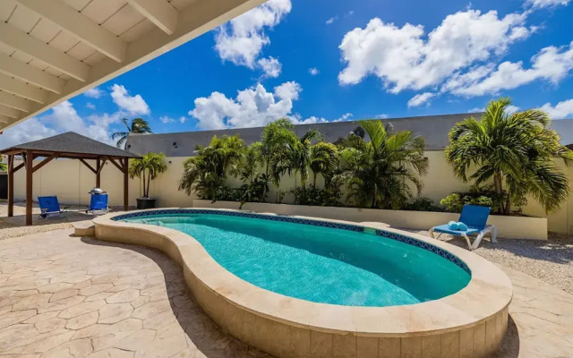 Newly Renovated 4BR 4BA Private Pool Eagle Beach