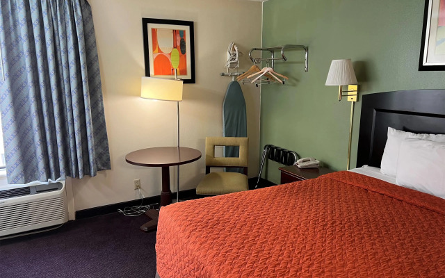 Days Inn by Wyndham Southern Hills/ORU