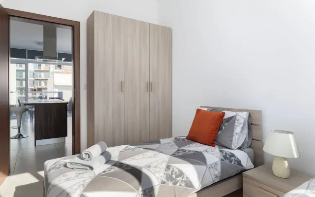 Stylish Penthouse - Terrace near Spinola