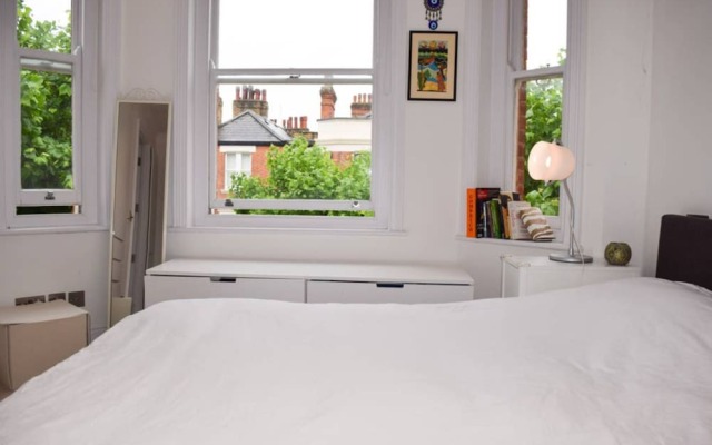 Stylish 2 Bedroom Top Floor Flat In Maida Vale