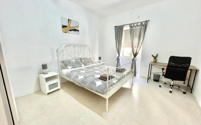 St Julians - Balluta Bay large 3 bedroom apartment