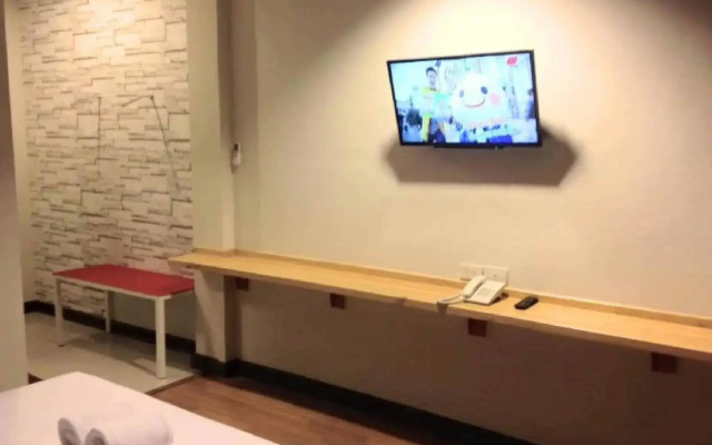 The Zell Budget Hotel Buriam