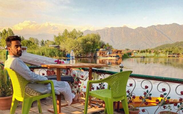 Houseboat Rajas Palace
