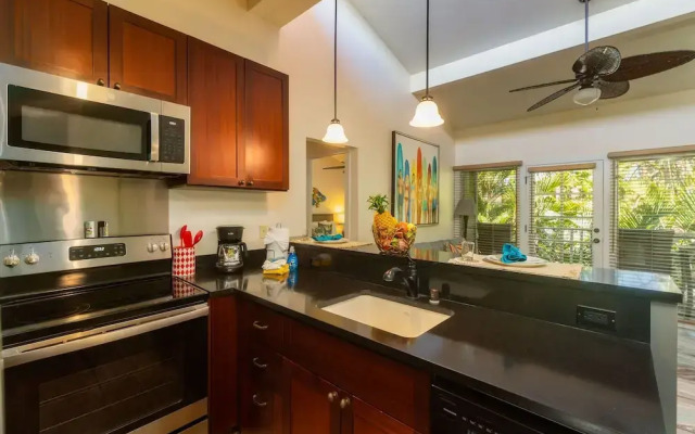 Aina Nalu 2bd/2ba 2 Bedroom Condo by Redawning