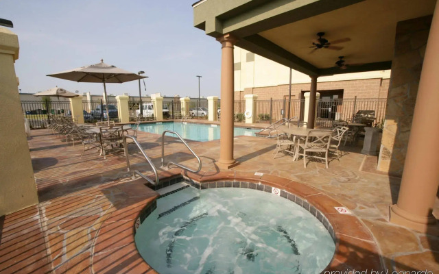 Holiday Inn Express & Suites Shawnee by IHG