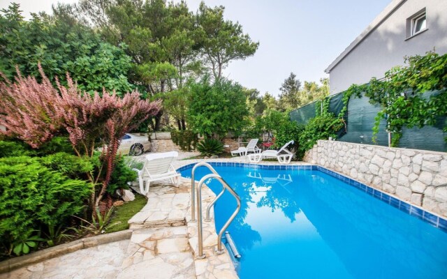 Beautiful Home in Vir With 4 Bedrooms, Wifi and Outdoor Swimming Pool