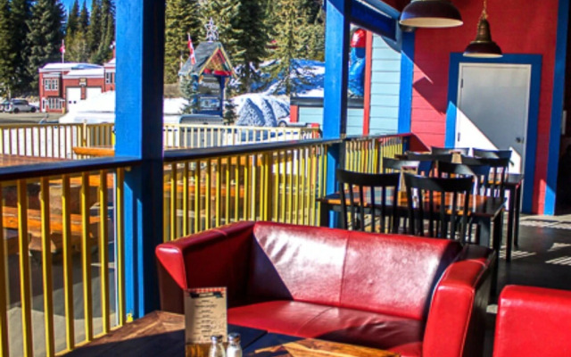 The Bulldog Hotel Silver Star