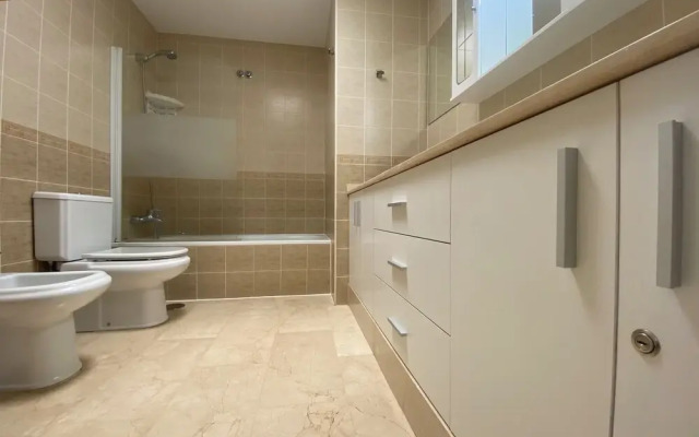 Spacious Apartment With Jacuzzi and Pool Access