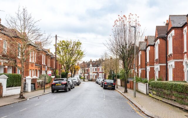 Bright Family Home close to Wandsworth Common