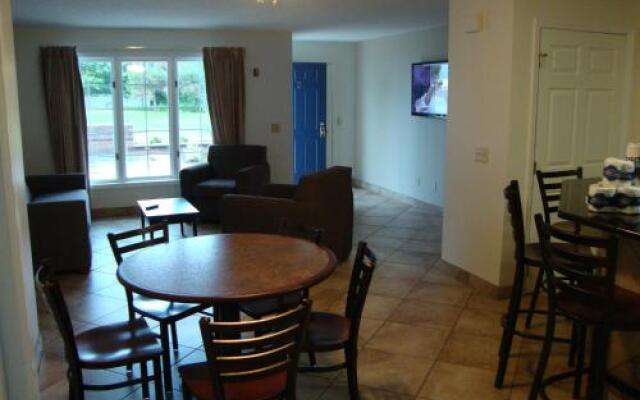 Put-in-Bay Poolview Condo #8