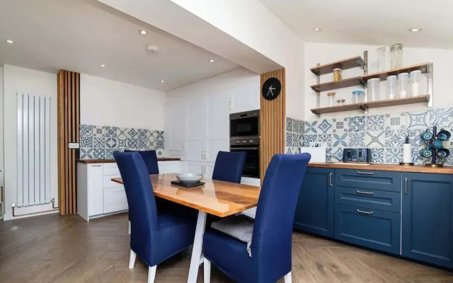 3 Bed House-free Parking