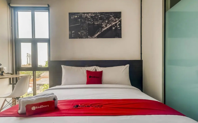 RedDoorz Plus near Gandaria City Mall 2