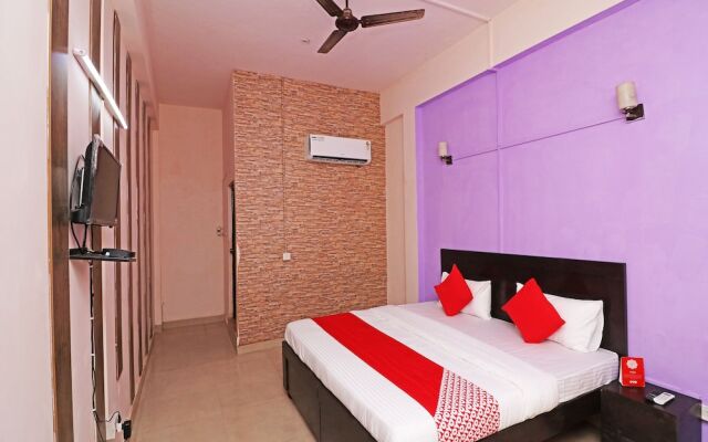 Glorious Stayz 53 Deluxe by OYO Rooms