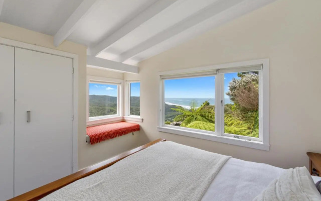 Piha - City Escape, Piha Holiday Home