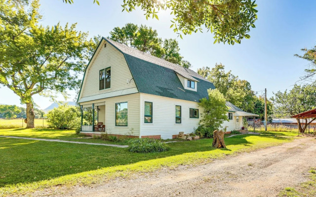 Patio & Mountain Views: Farmhouse in Mancos!