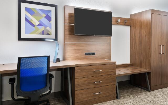 Holiday Inn Express & Suites Columbus Airport East by IHG