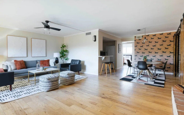 Stunning Old Town Condo: Pool & Sunset Views!
