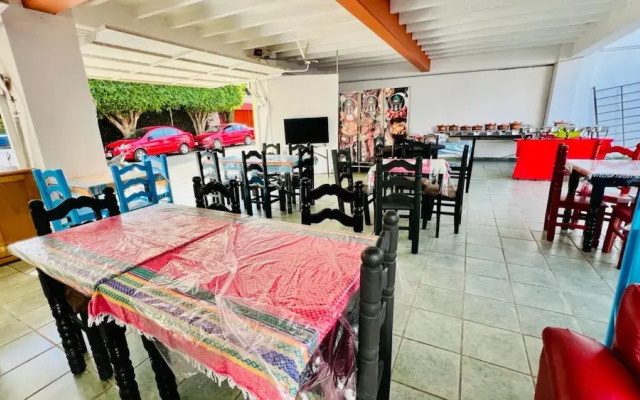 Taj Mahal Hostal And Restaurant