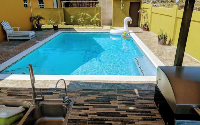 Zade's Vacation Home with Spa Pool & BBQ