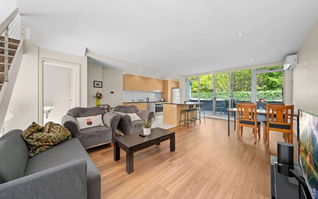Spacious Apartment With Gym & Pool Access – Guest Rooms – Canberra
