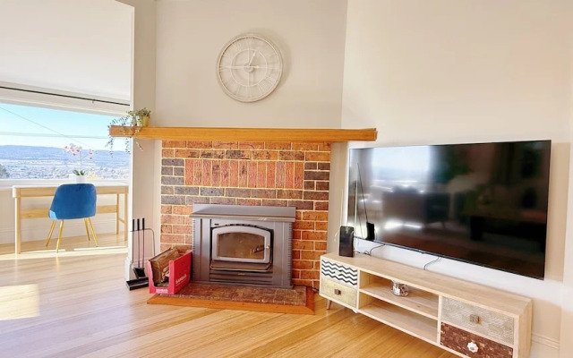 StayAU 2BR Home w/ Stunning Views in Tasmania