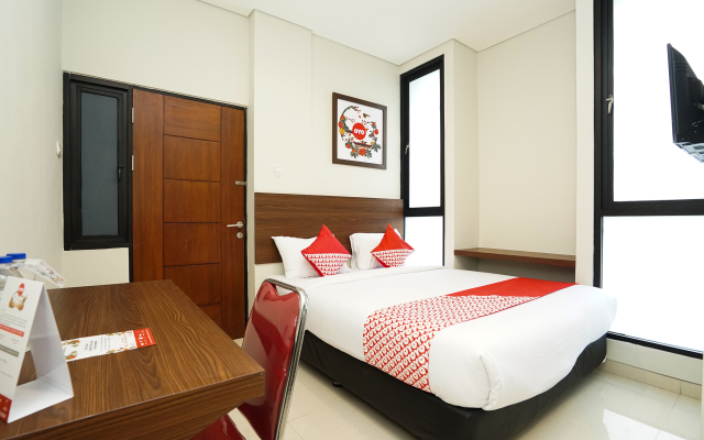 Capital O 449 The Colins