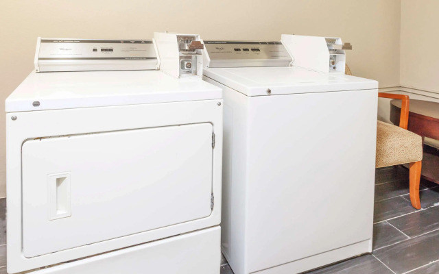 Super 8 by Wyndham Sterling Heights/Detroit Area