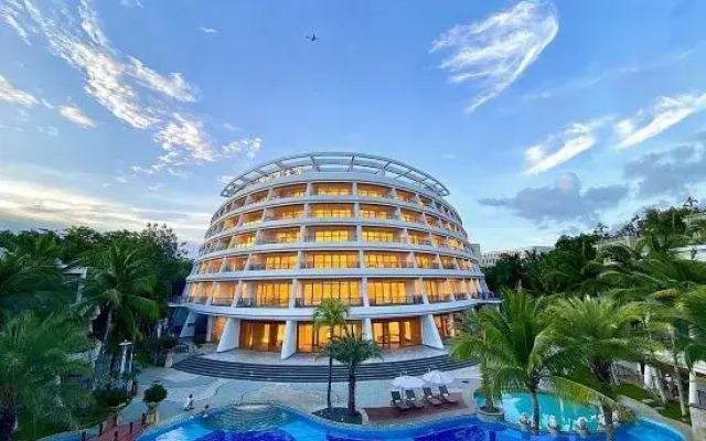 Xinjiang Plaza Holiday Hotel