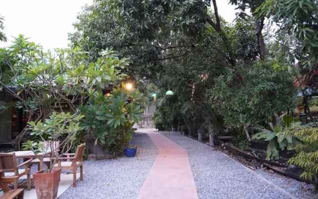 Gardenroom Home Stay And Cafe Suvarnabhumi