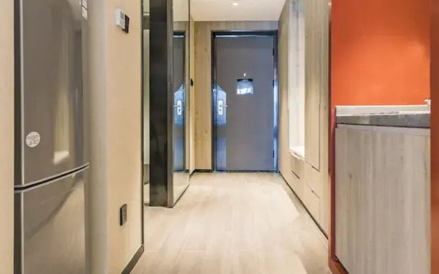 Pesht Premier Hotel