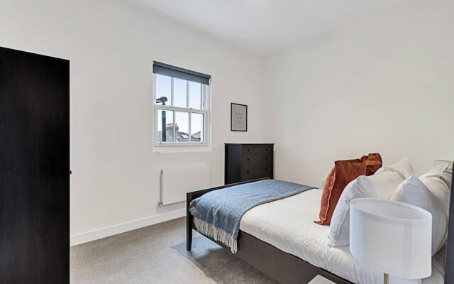 Sunny 2-bed Flat in Chiswick